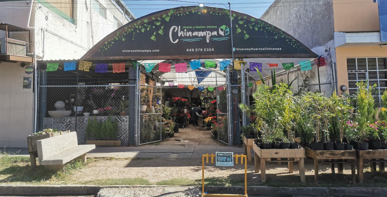 Fachada de Viveros Chinampa en Santa Anita con papel picado